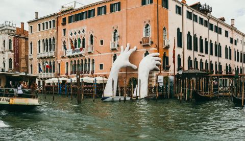 Escultura de Lorenzo Quinn en Venecia. Shutterstock / Alena Veasey