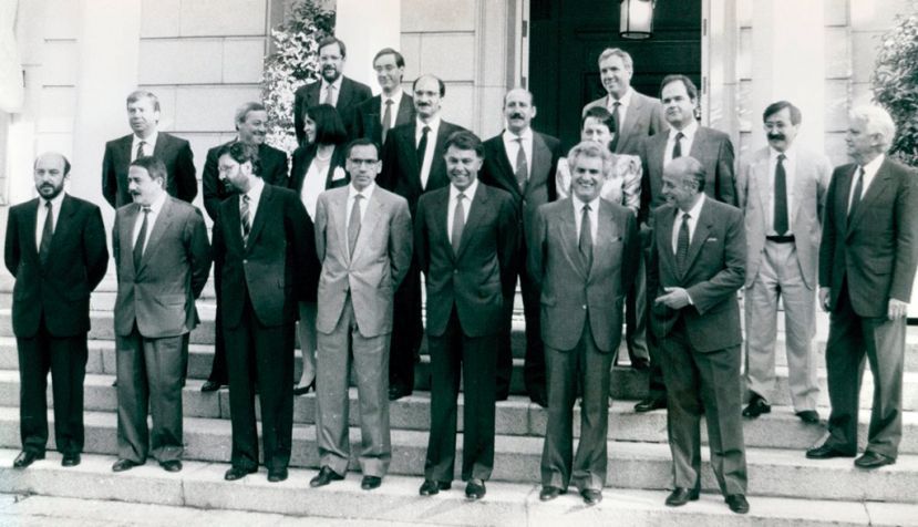 Enrique Múgica fotografiado en 1988 junto con el resto del gabinete de Felipe González. / Wikipedia