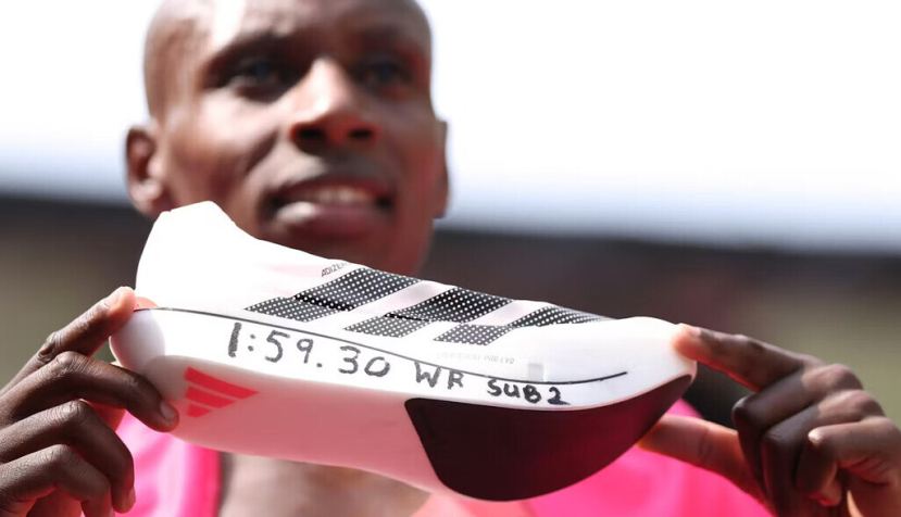 Sebastian Sawe, de Kenia, muestra una de sus zapatillas especiales tras ganar la prueba masculina del maratón de Londres. Ian Walton/AP