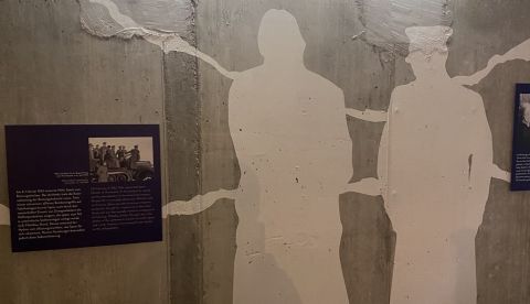 Siluetas de Albert Speer y Adolf Hitler sacadas de la foto que les tomó Hofmann junto al Nido del Águila. / Foto de Roberto Aramayo.