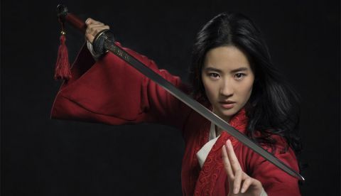 Fotografía promocional cedida por Disney donde aparece la actriz Liu Yifei en el papel de Mulan. Disney reveló este jueves el primer tráiler de la nueva versión, con actores reales, del exitoso clásico animado "Mulan", en el que, según las primeras imágenes, no aparece uno de sus principales personajes: el querido dragón Mushu. EFE/ DISNEY