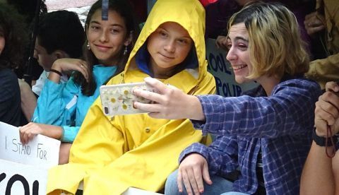 Las jovenes activistas, la sueca Greta Thunberg (c), y la estadounidense Alexandria Villaseñor (d) se toman un selfie junto a una veintena de adolescentes que se dieron cita este viernes ante la sede de Naciones Unidas, en Nueva York, para llamar la atención sobre las consecuencias del cambio climático. EFE/Jorge Fuentelsaz