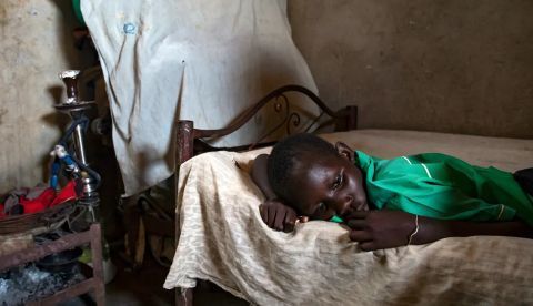 Un niño con malaria, en su habitación, en Sudán del Sur. Shutterstock