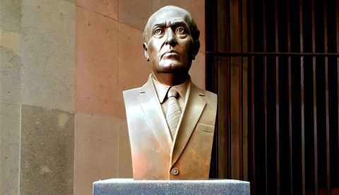 Busto de Gilberto Bosques Saldívar en la Secretaría de Relaciones Exteriores, Ciudad de México.