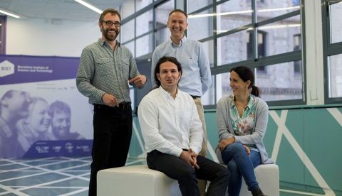 El profesor de ICREA, Aitor Mugarza (i), el Dr. César Moreno (2i), del Institut Català de Nanociència i Nanotecnologia (ICN2), el profesor Diego Peña (2d), del Centro Singular de Investigación en Química Biolóxica e Materials Moleculares (CiQUS) de la Universidade de Santiago de Compostela y la profesora Aran Garcia-Lekue, del Donostia International Physics Center (DIPC), posan el día en que la revista "Science" publica el trabajo de estos científicos españoles que han creado una membrana de grafeno con poros cuya medida, forma y densidad se puede modificar con precisión atómica, lo que abre nueva generación de dispositivosque podrán ser simultáneamente filtros y sensores para aplicaciones biológicas y del medio ambiente. EFE   