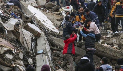 Trabajadores de la defensa civil siria rescatan a una víctima del terremoto en Zardana, provincia de Idlib, el 6 de febrero. Abdulazis Ketaz / AFP