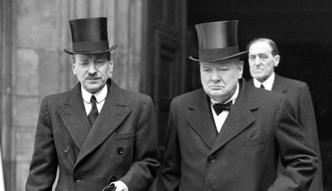 Clement Attlee (i) junto a Winston Churchill (d).