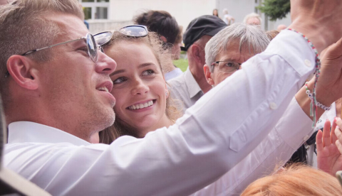  Un hombre se hace un selfie con una mujer Péter Magyar, vencedor de las últimas elecciones legislativas de Hungría, se hace un selfie con una seguidora en junio de 2024. Sarkadi Roland/Shutterstock