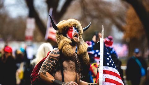 Jake Angeli (QAnon Shaman) durante los disturbios proTrump el 6 de enero de 2021 en el Capitolio (Washington, D.C.). Shutterstock / Johnny Silvercloud