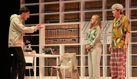 Teatro. ‘Hechos y faltas’: Periodismo de santones y becarios