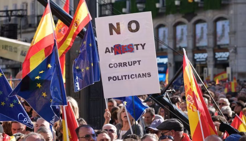Manifestación en el centro de Madrid, el pasado 12 de noviembre, contra la ley de amnistía y contra Pedro Sánchez. Shutterstock