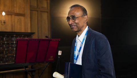 El científico ganador del Premio Nobel de Química en 2009 y presidente de la Royal Society, Venkatraman Ramakrishnan después de recibir la Medalla de Honor de la Universidad Internacional Menéndez Pelayo, hoy en Santander. EFE