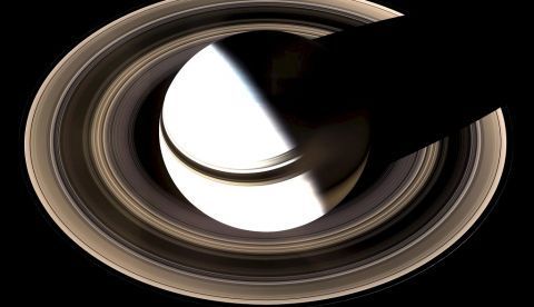 Imagen cedida por la NASA en marzo de 2007 en la que se registró al planeta Saturno fotografiado desde la sonda espacial "Cassini". EFE/NASA