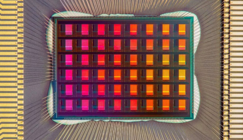 El chip NeuRRAM, un circuito neuromórfico diseñado en la Universidad de California en San Diego. CC BY-SA