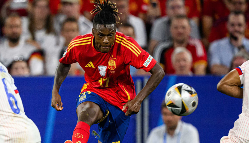 Eduardo Camavinga (de la selección francesa), Nico Williams (de la española) y Jules Koundé (de la francesa) se disputan un balón en las semifinales de la Eurocopa 2024. Vitalii Vitleo/Shutterstock