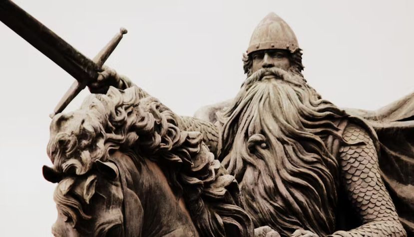 El monumento, en Burgos, representa a El Cid a lomos de su caballo Babieca, blandiendo su espada Tizona. Flickr