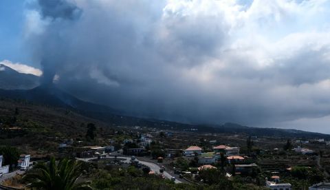 Vista del nuevo volcán de La Palma y la zona afectada por la lava, el 4 de octubre de 2021. Shutterstock / Alexandros Michailidis
