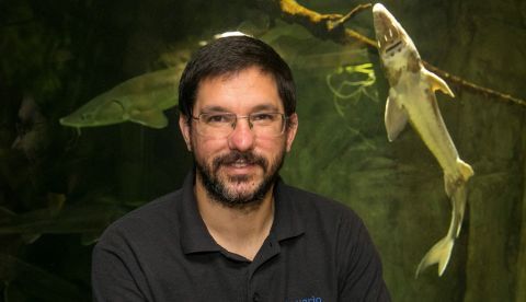 Carlos Vicente, conservador del Acuario de Zaragoza, posa en la zona de cuarentena del recinto. EFE/Javier Cebollada