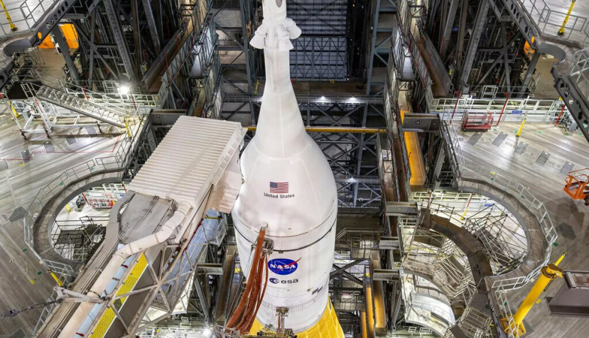  Cohete visto desde arriba Vista del sistema de lanzamiento espacial (SLS por sus siglas en inglés), vehículo que lanzará a la nave Orión y a los cuatro astronautas de la misión Artemis II fuera de la Tierra. NASA/Frank Michaux