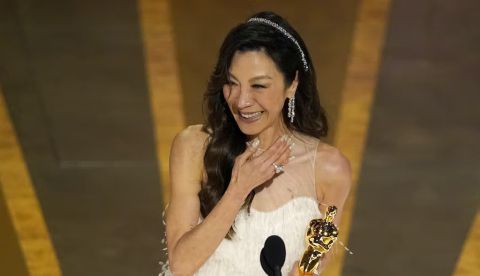 Michelle Yeoh recibe el premio a la mejor interpretación de actriz protagonista por Todo a la vez en todas partes en los Óscar el 12 de marzo de 2023, en el Dolby Theatre de Los Ángeles. (AP Photo/Chris Pizzello)