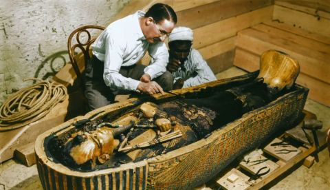 Howard Carter examinando el tercer ataúd de Tutankamón, el de oro macizo.  Harry Burton The Griffith Institute