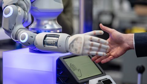 La Inteligencia Artificial abrirá en 2020 el camino a la 'cibermanufactura'. /EFE/EPA/JENS SCHLUETER/Archivo