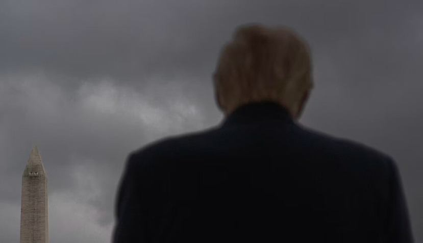 À travers ses discours, Donald Trump, ici le 27 mars 2026 sur l’un des balcons de la Maison-Blanche, diffuse un « permis de transgression » qui banalise l’insulte, le mépris et la brutalité bien au-delà du champ politique. Rawpixel.com/Shutterstock (no reuse)