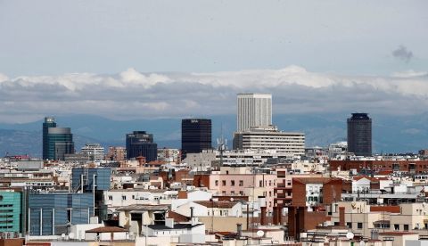 Vista de la Torre Picaso con un cielo prácticamente limpio de contaminación debido al confinamiento en Madrid. EFE/Javier López/Archivo