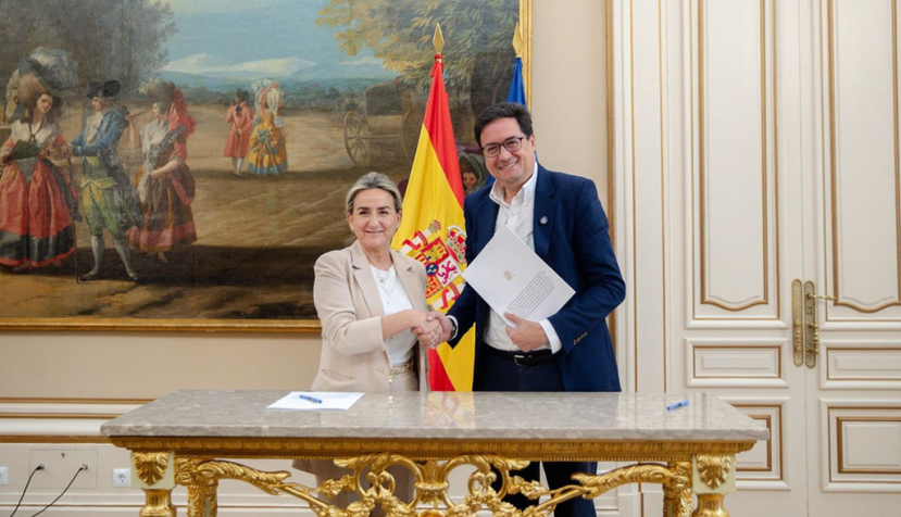 La ministra de Educación, Formación Profesional y Deportes, Milagros Tolón, y el ministro para la Transformación Digital y de la Función Pública, Óscar López, firman un acuerdo sobre la alfabetización digital y mediática. / © lamoncloa.gob.es. Ministerio de la Presidencia.