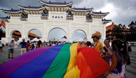 Taipei (Taiwán), 28/06 / 2020.- Los miembros de la comunidad LGBT izan una bandera del arco iris mientras marchan para celebrar el mes del Orgullo en el Salón Conmemorativo Nacional Chiang Kai-shek en Taipei, Taiwán, el 28 de junio de 2020. Debido a la pandemia de coronavirus, Taiwán es uno de los pocos países en celebrar el 50 aniversario de la Marcha del Orgullo de este año. EFE / EPA / RITCHIE B. TONGO