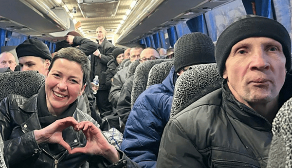 Cette photo prise et diffusée par le quartier général de coordination pour le traitement des prisonniers de guerre, le 13 décembre 2025, montre la leader de l’opposition bélarusse Maria Kolesnikova (au centre) en bus avec d’autres anciens prisonniers politiques quittant un lieu tenu secret en Ukraine. Quartier général de coordination pour le traitement des prisonniers de guerre/AFP