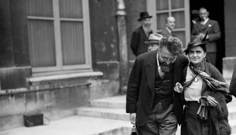 Suzanne Lacore junto a Henri Sellier en junio de 1936.