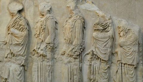 Portadores de Thymiaterion y Phiale. Bloque VIII del friso este del Partenón, ca. 447–433 a.d.c. En el Museo Británico. Wikimedia Commons, CC BY