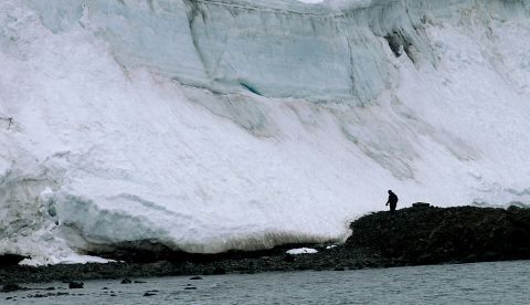 Un hombre camina al borde de un glaciar en la Isla Rey Jorge, en la Antártida uruguaya. EFE/Iván Franco/Archivo