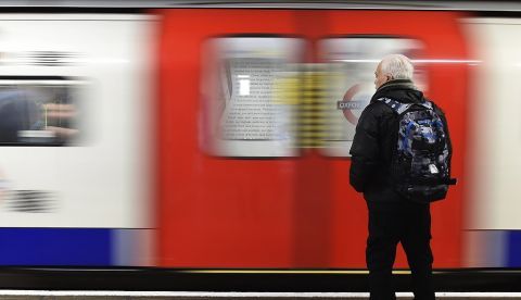 Un usuario toma el metro en Londres, Reino Unido. EFE/Andy Rain/Archivo 	   