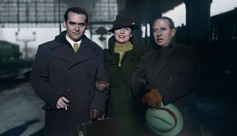 1934. El poeta Federico García Lorca, posa con la actriz Lola Membrives y el escritor Eduardo Marquina en el interior de la Estación del Norte de Madrid. Archivo EFE. Enhanced/Colorized https://twitter.com/latinapaterson/status/1295464019009077254/photo/1 1934. El poeta Federico García Lorca, posa con la actriz Lola Membrives y el escritor Eduardo Marquina en el interior de la Estación del Norte de Madrid. Archivo EFE. Enhanced/Colorized https://twitter.com/latinapaterson/status/1295464019009077254/photo/1 