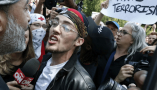 Un partisan du président Donald Trump, au centre, se dispute avec un contre-manifestant lors d'un rassemblement à Boston, le samedi 19 août 2017. AP Photo/Michael Dwyer