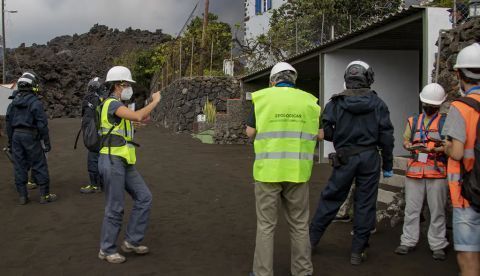 Equipos de emergencias y científicos junto a una lengua de lava del nuevo volcán de La Palma. Flickr / UME