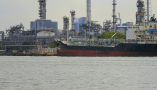  Un barco grande en el agua con chimeneas al fondo Irán ha cerrado el estrecho de Ormuz, una de las rutas de exportación de petróleo más importantes del mundo. Aomkanae sawatdinak/Shutterstock