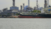  Un barco grande en el agua con chimeneas al fondo Irán ha cerrado el estrecho de Ormuz, una de las rutas de exportación de petróleo más importantes del mundo. Aomkanae sawatdinak/Shutterstock