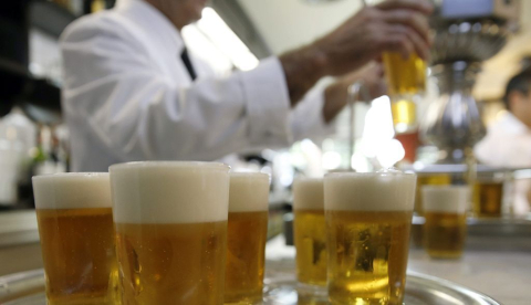 Turnos partidos, jornadas maratonianas y bajos salarios expulsan a miles de trabajadoras y trabajadores de la hostelería, un sector clave para el turismo en España