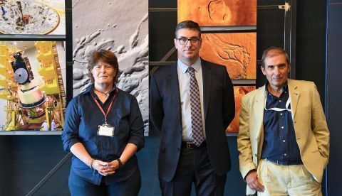 (De izq a dcha) Los astrofísicos italianos Elena Pettinelli, Roberto Orosei y Enrico Flamini posan tras ofrecer una rueda de prensa en la sede de la Agencia Espacial Italiana (ASI) en Roma (Italia) hoy, 25 de julio del 2018. Tras años de debates sobre si hay agua líquida en Marte, un equipo italiano ha comprobado la existencia de un lago subterráneo, líquido y salado, bajo una capa de hielo, lo que era una de las misiones de la sonda Mars Express de la Agencia Espacial Europea (ESA) enviada al planeta rojo. EFE