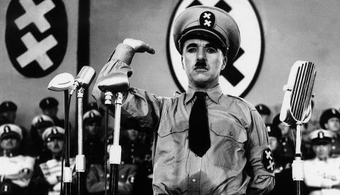 Charlie Chaplin en la escena del discurso de Hynkel, 'El Gran Dictador',(1940). Wikimedia
