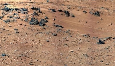 Imagen tomadas en el cráter Gale de Marte por el rover Curiosity de la zona denominada Rocknest, donde se han encontrado percloratos . EFE/ García Descalzo et al. y NASA/JPL-Caltech/MSSS.
