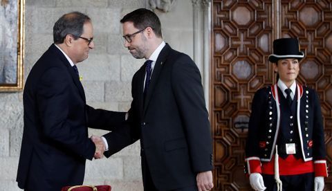 BARCELONA, 17/05/2018.- Quim Torra (i) saluda al presidente del secretario del Govern, Víctor Cullell (d), tras tomar posesión de su cargo como presidente de la Generalitat en un acto celebrado hoy en el Saló Verge de Montserrat del Palau de la Generalitat. EFE/Alberto Estévez