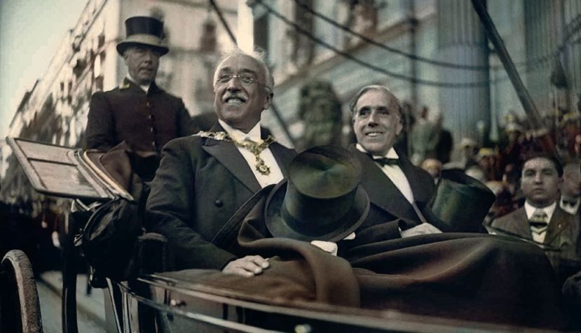 El presidente de la República Española, Niceto Alcalá-Zamora, y el presidene de la Cámara, Julián Besteiro, salen del Congreso tras la proclamación de la Constitución. Foto Luis Ramón Marín. FPI. Coloreada. / @latinapaterson