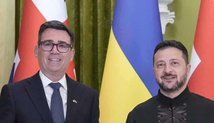 Andy Burnham con Volodymyr Zelensky: Burnham afirma que Gran Bretaña apoyará a Ucrania al 100%. EPA/Stringer