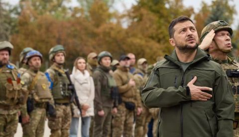 El presidente de Ucrania, Volodímir Zelenski, durante una visita la ciudad liberada de Izium, en la región de Járkov, el 14 de septiembre de 2022. Presidencia de Ucrania