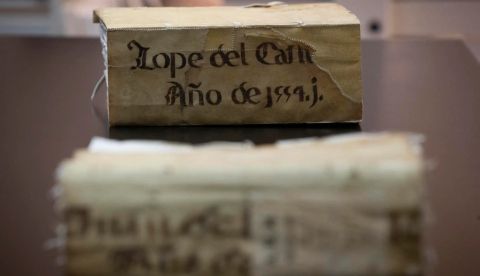 El taller que devuelve la utilidad a los libros históricos más deteriorados
