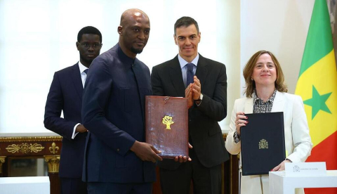 La secretaria de Estado de Comercio, Amparo Senovilla, y el director general de APIX, Bakary Séga Bathilly, durante la firma de un memorando en favor de la promoción de las relaciones comerciales. (Pool Moncloa/Fernando Calvo)
